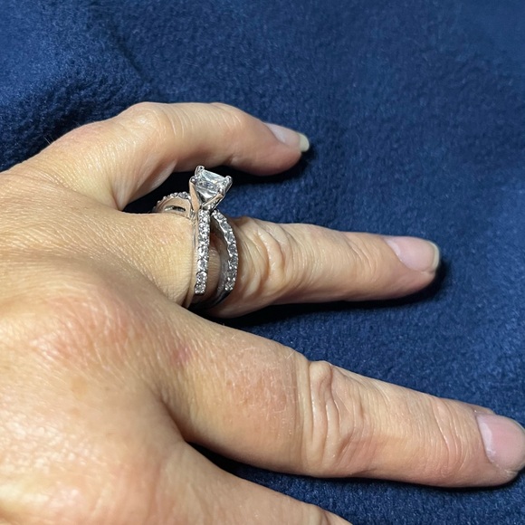 Kay Jewelers 1.5 carat Princess center stone. White Gold. Size 7. Kite setting - Picture 4 of 7